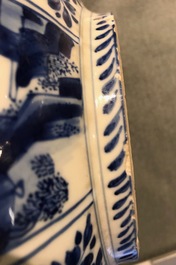 Un vase en porcelaine de Chine bleu et blanc &agrave; d&eacute;cor floral, Kangxi